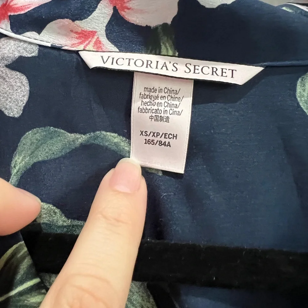 Victoria’s Secret Satin Floral Pajama Romper XS Navy Silk Sleepwear Shorts Set - Picture 4 of 8